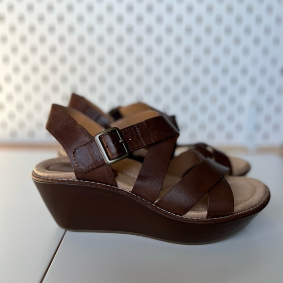 Earth Brown Leather Wedge Sandals 8 - Picture 4 of 9